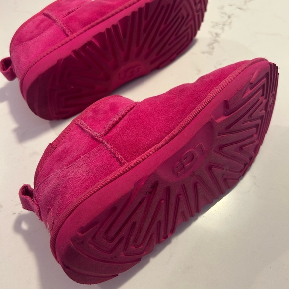 UGG Kids Classic Ultra Mini Boots in Vibrant Fuchsia - Picture 2 of 4